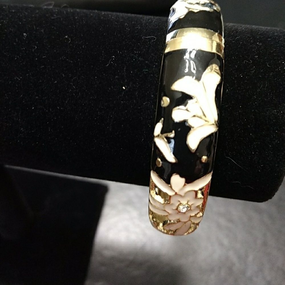 Jiu Long Xing gold tone black enamel with flowers bracelet 7.25"